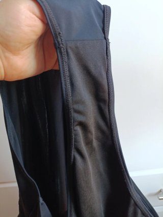 Bañador negro con transparencias.