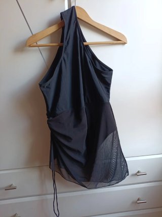 Bañador negro con transparencias.
