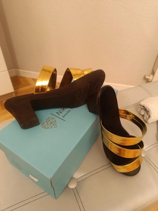 Sandalias negras con tiras doradas Talla 37