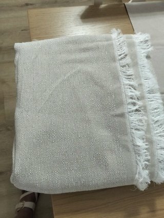 Colcha o cubre sofá beige con flecos