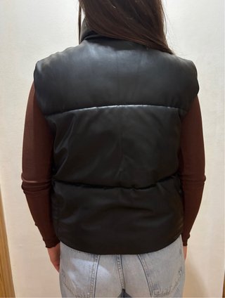 Chaleco negro efecto piel