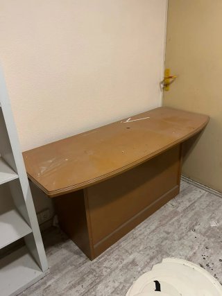 Mesa de despacho de madera