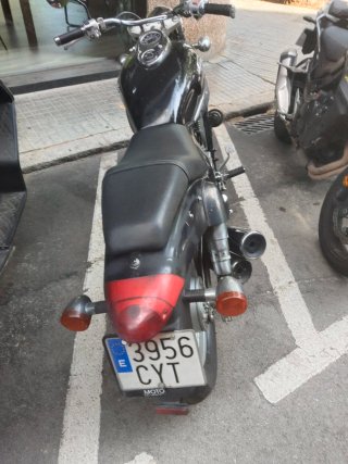 Moto Custom Cruiser Negra y Plateada