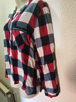 Blusa a cuadros con cremalleras