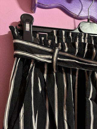 Pantalón negro rayas blancas