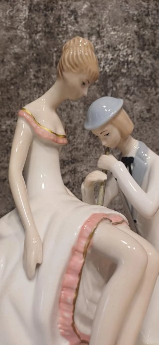 Figura de porcelana mujer y hombre