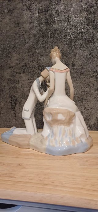 Figura de porcelana mujer y hombre