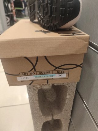 Zapatillas deportivas negras y rojas