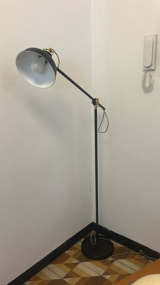 Lámpara de pie negra y dorada