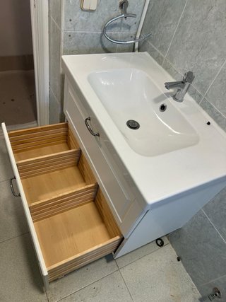 Mueble de baño blanco con lavabo de cerámica