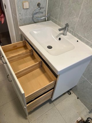 Mueble de baño blanco con lavabo de cerámica