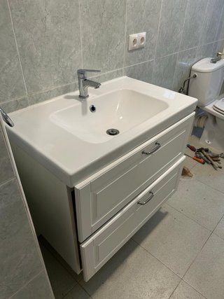 Mueble de baño blanco con lavabo de cerámica