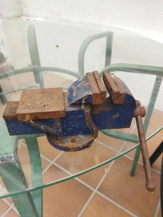 Tornillo de banco antiguo azul oxidado