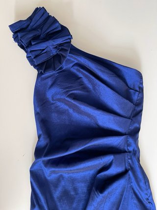 Vestido azul de fiesta con un hombro