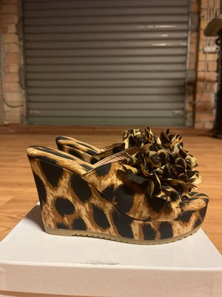 Sabot leopardati con fiori