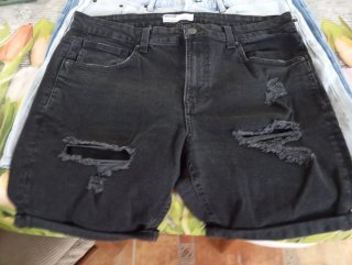 Pantalón corto Bershka negro desgarrado
