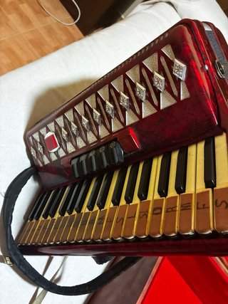Acordeón rojo con detalles plateados (Marca baile)
