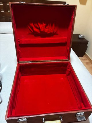 Acordeón rojo con detalles plateados (Marca baile)