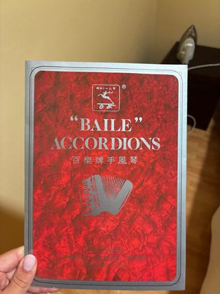 Acordeón rojo con detalles plateados (Marca baile)