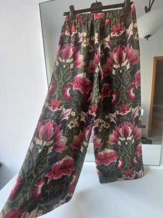 Pantaloni in seta fantasia floreale