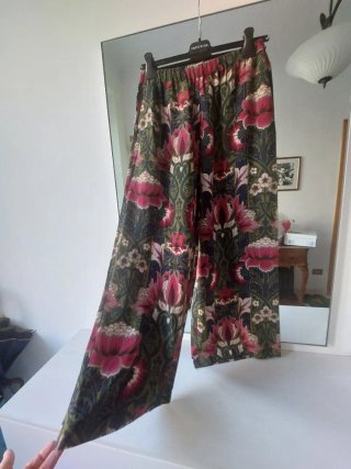 Pantaloni in seta fantasia floreale