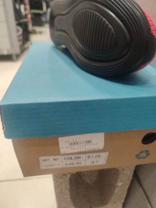 Zapatillas rojas y negras