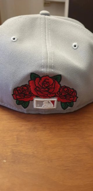 Gorro LA con rosas bordadas