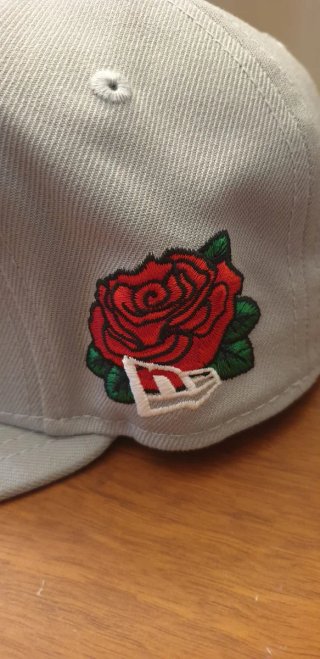 Gorro LA con rosas bordadas