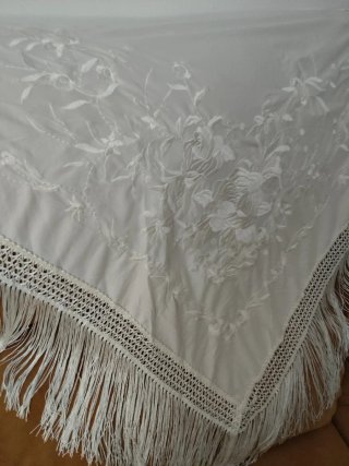 Mantón  beige bordado con broche y peina dorados