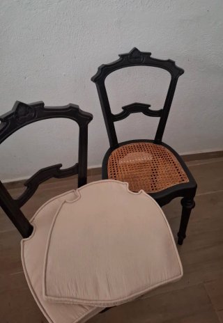 Juego de 2 sillas antiguas con cojines