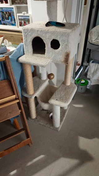 Árbol rascador para gatos beige y blanco