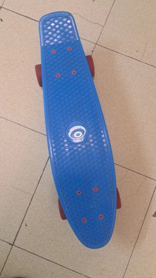 Patinete azul con ruedas rojas