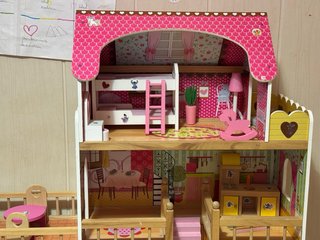 Casa de muñecas de madera