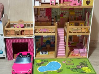 Casa de muñecas de madera