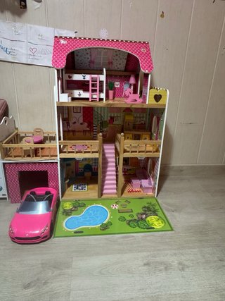 Casa de muñecas de madera