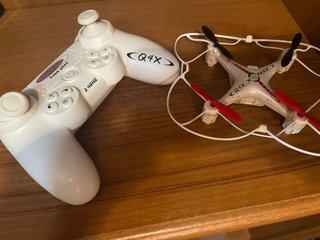 Dron Q4X plata y blanco