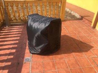 Hamacas de plástico marrones con cojines de rayas