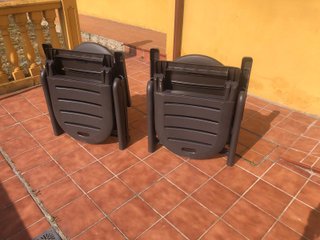 Hamacas de plástico marrones con cojines de rayas
