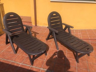 Hamacas de plástico marrones con cojines de rayas