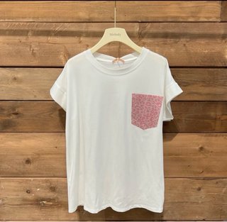 Camiseta blanca con bolsillo brillante