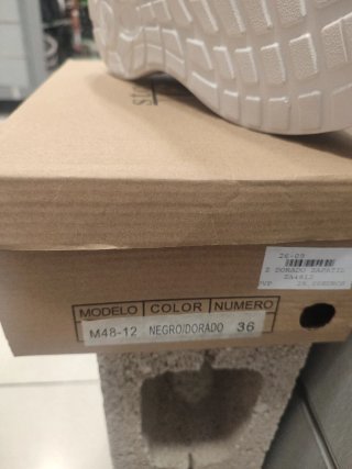 Zapatillas Negro y Dorado