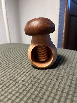 Cascanueces de madera con diseño de seta