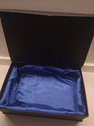 Caja negra forrada raso azul