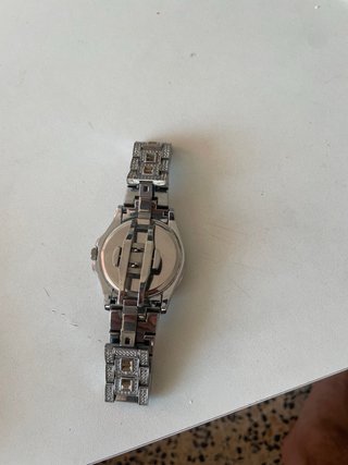 Reloj de bisutería plateado con pedrería