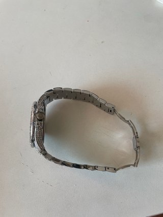 Reloj de bisutería plateado con pedrería