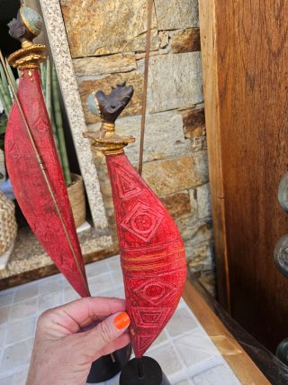 Pareja Figuras Étnicas Rojas