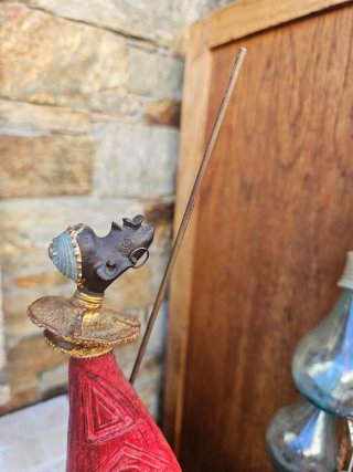 Pareja Figuras Étnicas Rojas