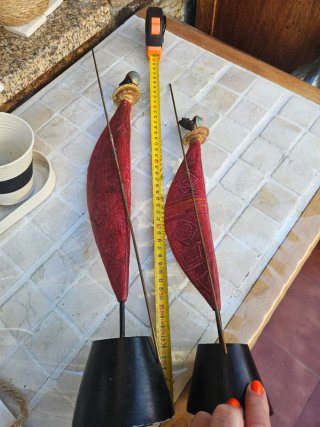 Pareja Figuras Étnicas Rojas
