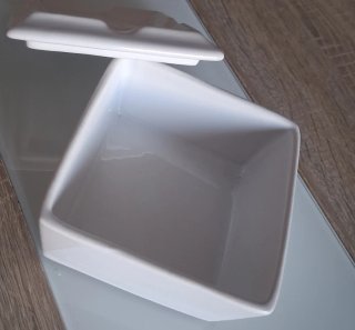 Cenicero blanco de cerámica