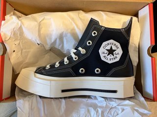 Converse negras punta cuadrada
